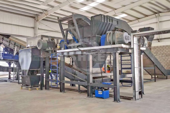 Trituradora de doble eje utilizada en un proyecto de reciclaje de chatarra de aluminio de alta calidad con una capacidad de 10 000 toneladas al año en Oriente Medio