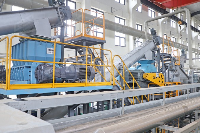 Trituradora de doble eje para el proyecto de reciclaje de residuos alimenticios en Henan, China