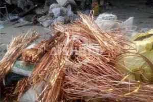 ¿Cómo se deben eliminar los cables de cobre de desecho?