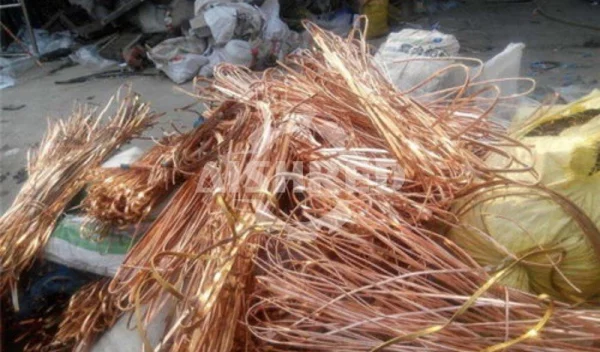 ¿Cómo se deben eliminar los cables de cobre de desecho?