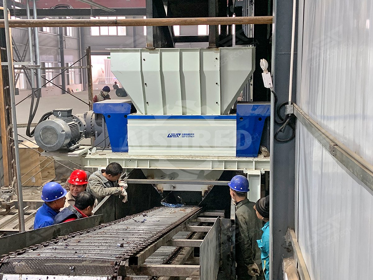 La trituradora industrial en venta en Ecuador de GEP ECOTECH puede tratar todo tipo de residuos sólidos, como residuos sólidos urbanos, chatarra, neumáticos usados, residuos orgánicos, biomasa, residuos plásticos, cables, residuos occ, residuos de yacimientos petrolíferos, residuos de demolición de construcciones, etc. GEP ECOTECH dispone de diferentes tipos de trituradoras industriales con una capacidad de producción que oscila entre 200 kg y decenas de toneladas por hora. Dependiendo de los requisitos de tamaño del producto final, las trituradoras de GEP ECOTECH pueden trabajar solas o en combinación con otros equipos.  Trituradora industrial de doble eje  GEP ECOTECH siempre proporciona equipos de alta calidad a los clientes de Ecuador, que pueden funcionar de forma estable durante mucho tiempo en entornos difíciles, como las altas temperaturas. La serie de trituradoras de GEP ECOTECH incluye trituradoras de un eje, doble eje y cuatro ejes, además, también tenemos otros productos como trituradoras, granuladoras y otros equipos. GEP ECOTECH ofrece una gama completa de soluciones para la gestión de residuos y aplicaciones de reciclaje.  Las trituradoras de GEP ECOTECH se han utilizado en muchos ámbitos, como plantas de clasificación de residuos domésticos (GEP ECOTECH también suministra plantas de clasificación de residuos domésticos), plantas de tratamiento de vehículos al final de su vida útil, plantas de tratamiento de residuos peligrosos, papeleras, plantas de tratamiento ASR, plantas de trituración/pirólisis de neumáticos, plantas SRF/RDF/TDF, vertederos, centrales eléctricas de biomasa, plantas de incineración y conversión de residuos en energía, etc.  Si necesita comprar una trituradora en Ecuador, estamos seguros de poder proporcionarle un equipo satisfactorio, ¡por favor déjenos un mensaje!
